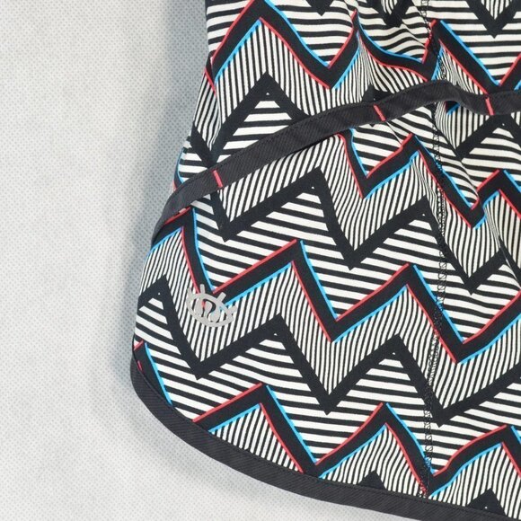 lululemon Seawheeze Speed Shorts Size 8 in 3D Chevron - Picture 6 of 7
